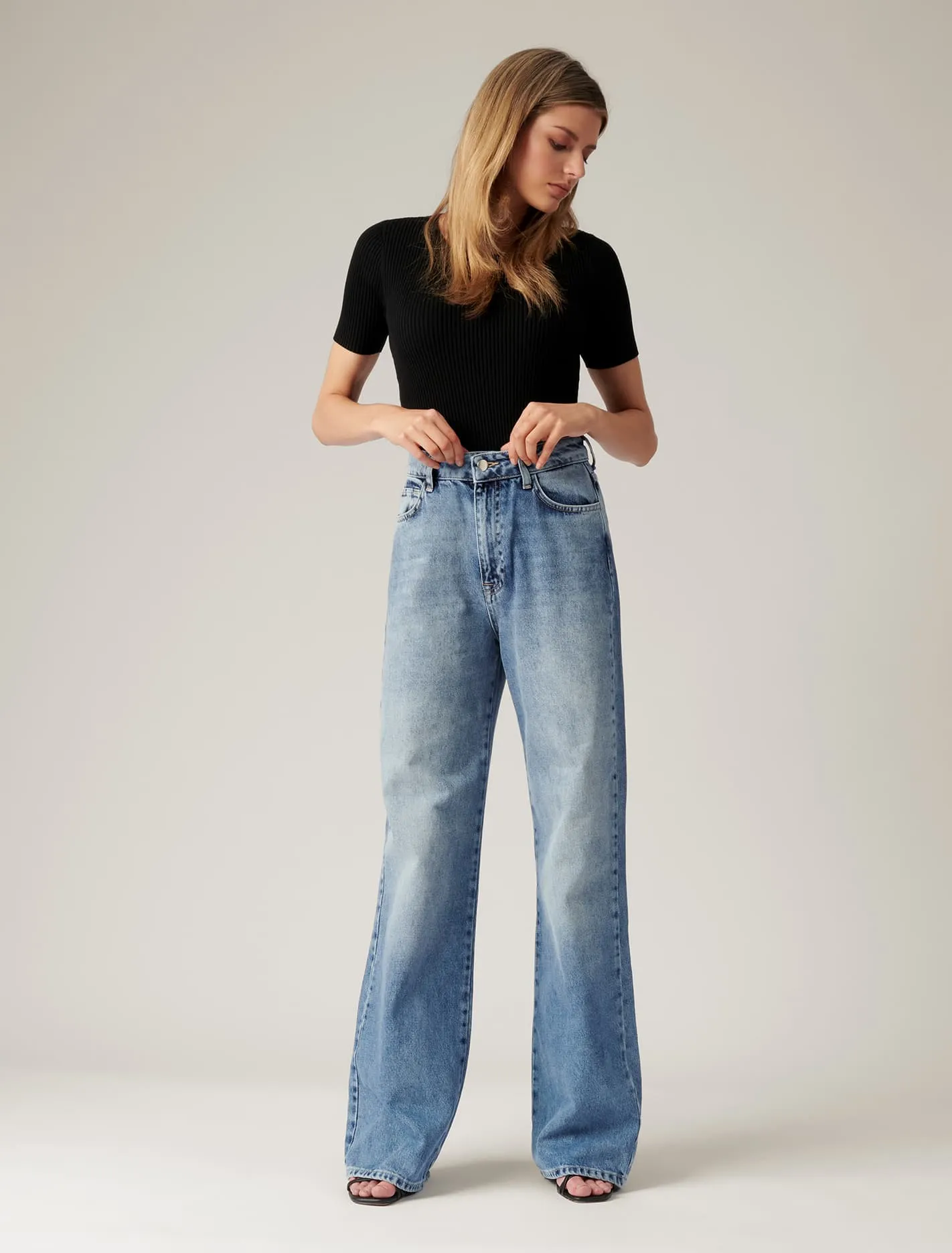 Anna High Rise 90s Straight Jean