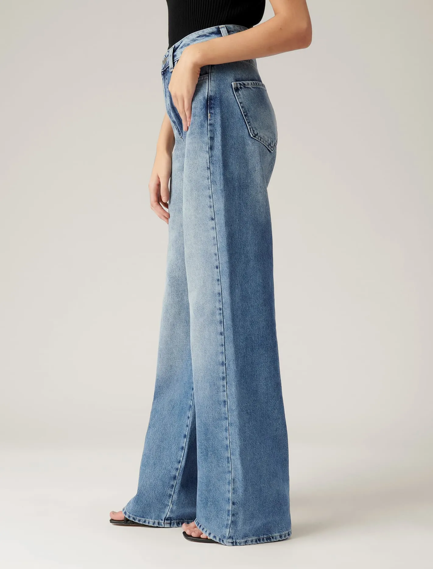 Anna High Rise 90s Straight Jean