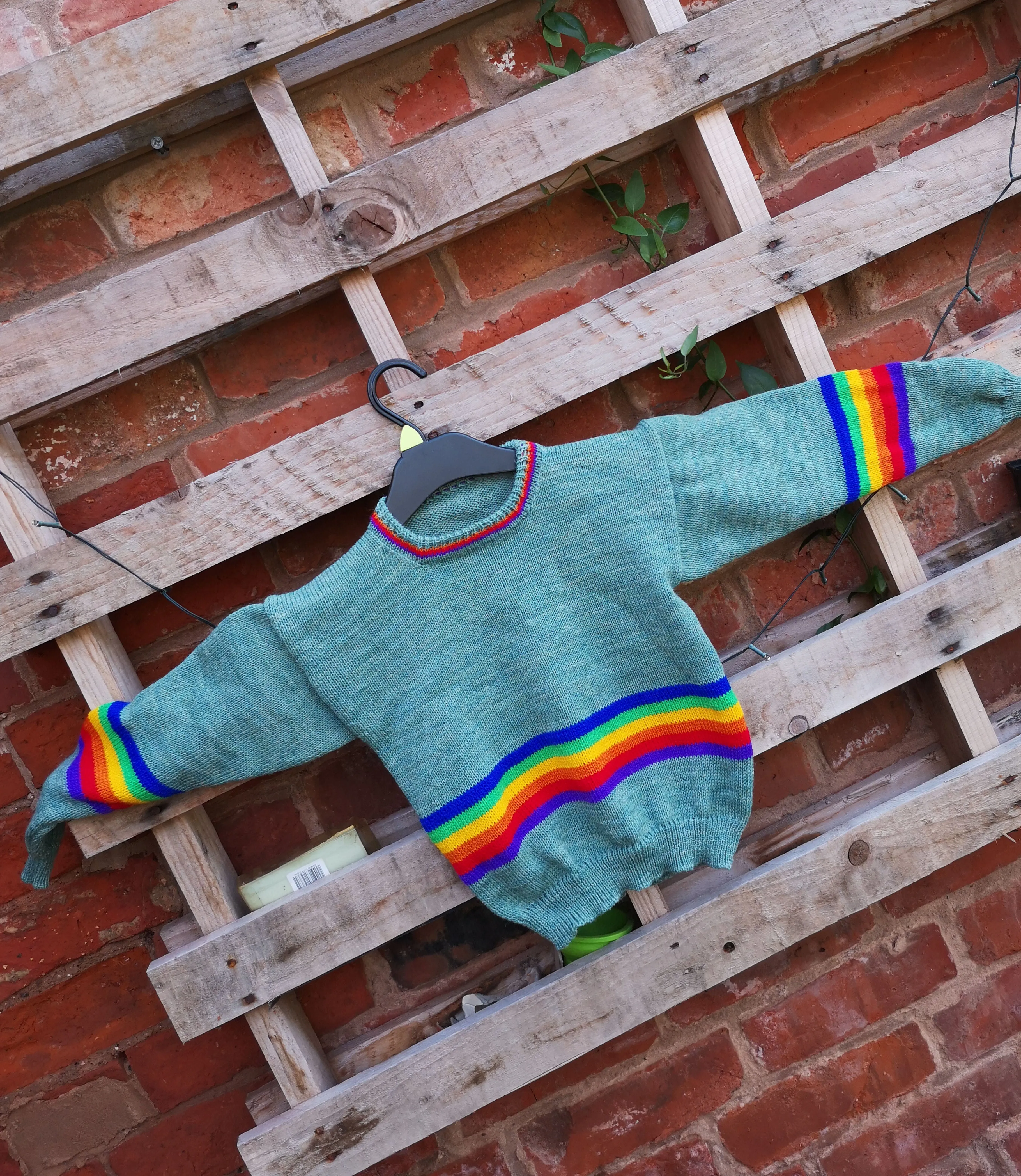 "Ellery" Childs, Unisex, rainbow jumper size 26/28 inches 66/71cm age 6 