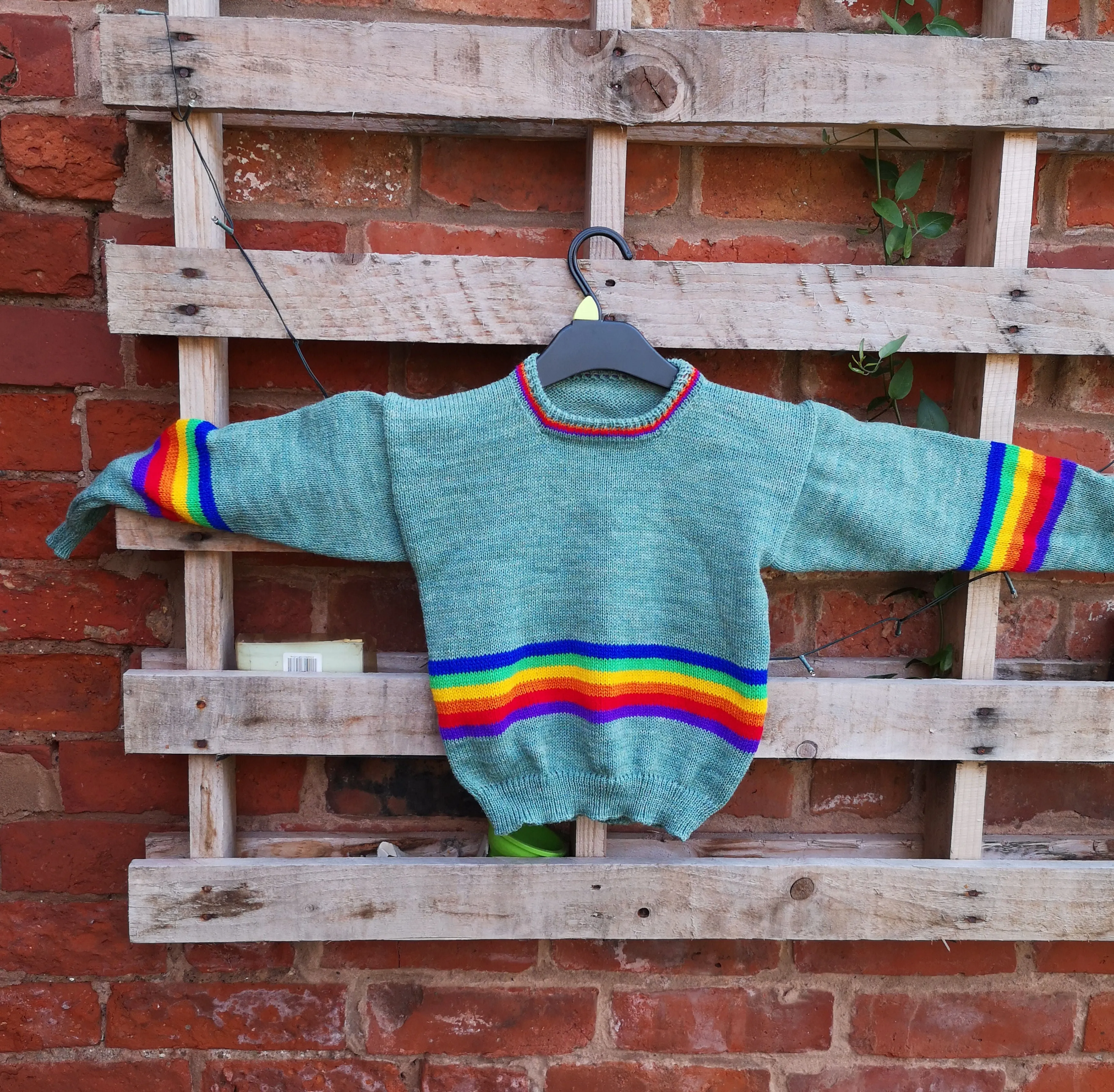 "Ellery" Childs, Unisex, rainbow jumper size 26/28 inches 66/71cm age 6 