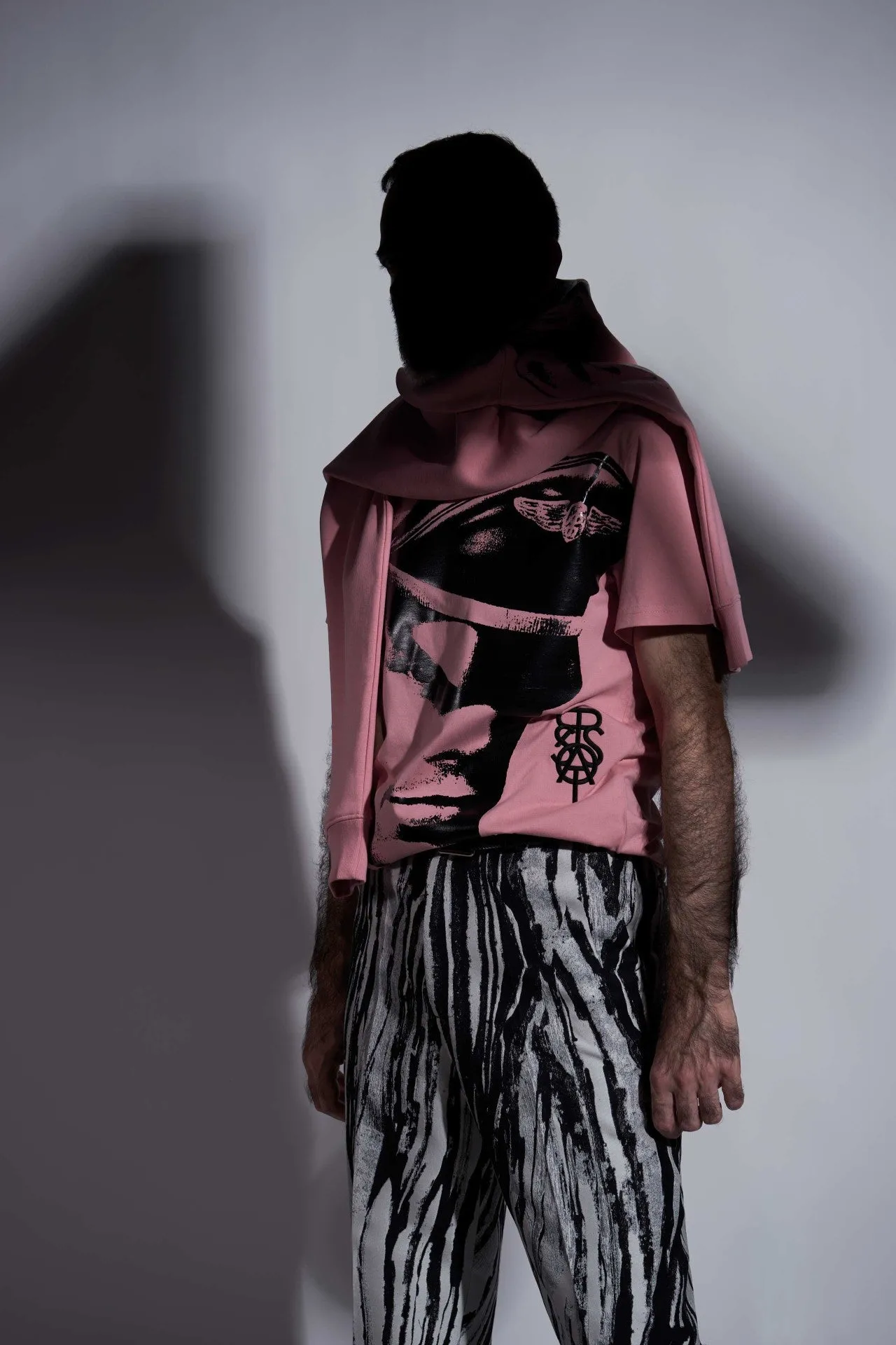 TOM OF FINLAND x WE ARE SPASTOR BIKER HEAD TEE - PINK